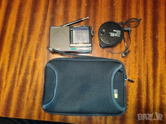 Използвано радио Panasonic RF-B10 FM/SW/MW World Radio Band Receiver.