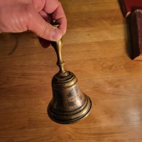 Стар масивен бронзов звънец  за повикване - силен звън, красота и декорация за вашия дом, офис, бар,, снимка 4 - Антикварни и старинни предмети - 40352674