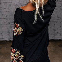 Дамска блуза в черно с дълъг ръкав и бродерия с цветя, снимка 2 - Блузи с дълъг ръкав и пуловери - 44631746