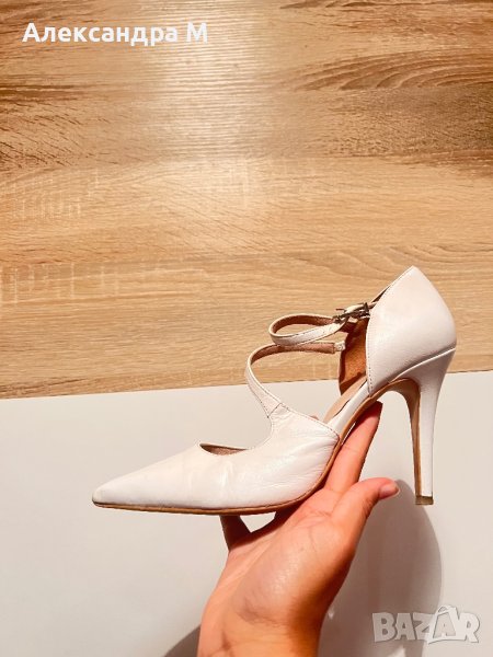 Бели заострени токчета с каишки, снимка 1