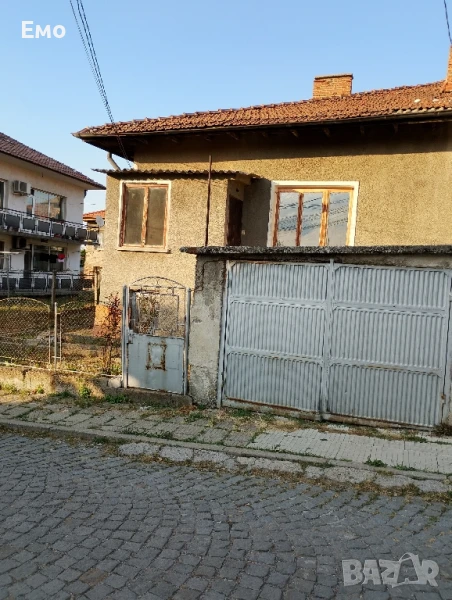 продавам монолитна къща с гараж и 2 мазета, отлично изложение и локация!, снимка 1