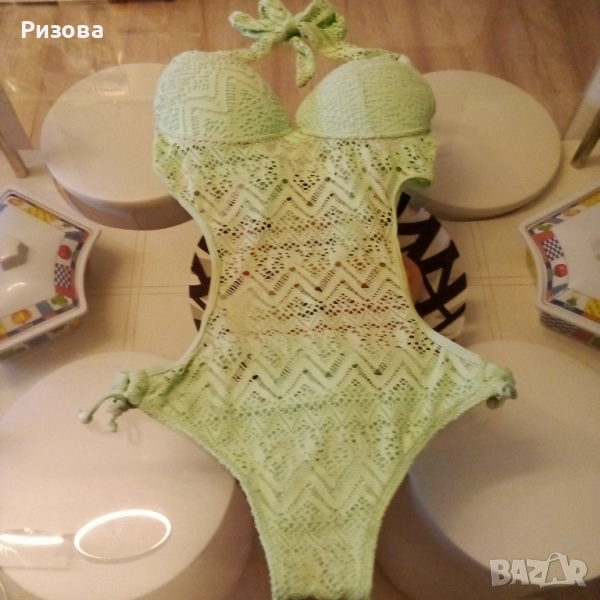 Продавам комплект светло зелен,цял бански с перелина, снимка 1