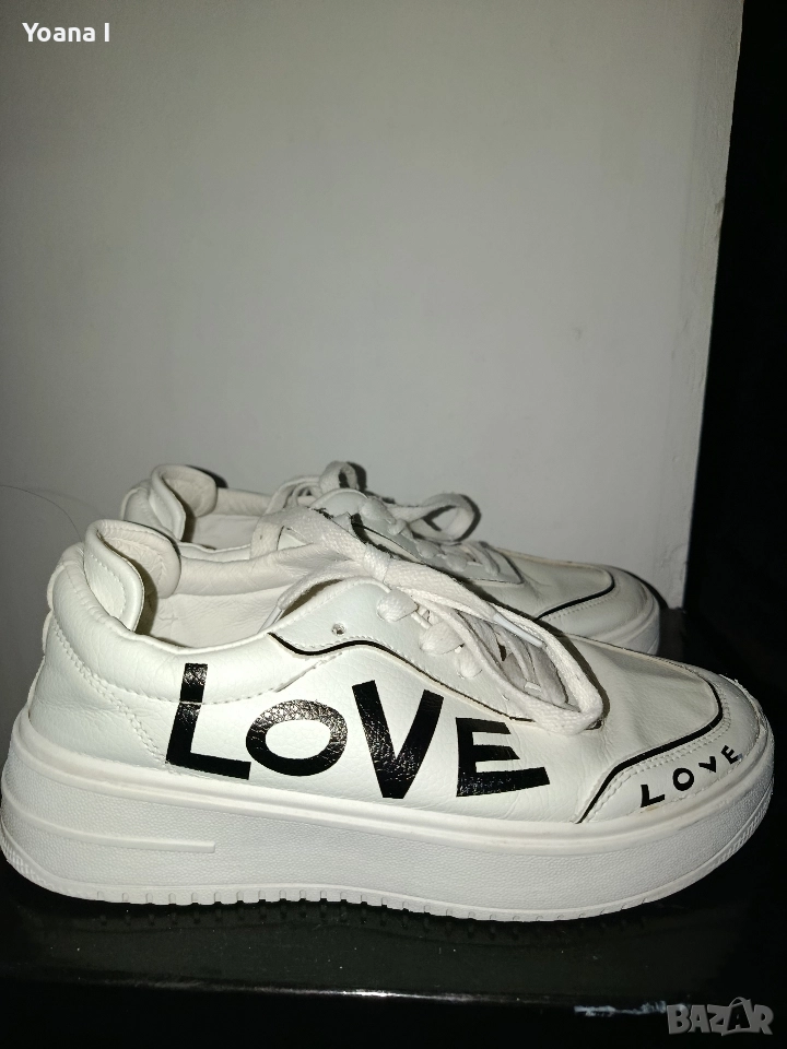 Дамски бели маратонки на Love , снимка 1