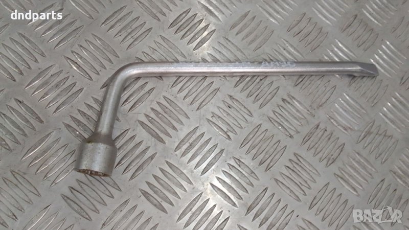 Ключ за гуми Toyota Avensis 2004г., снимка 1