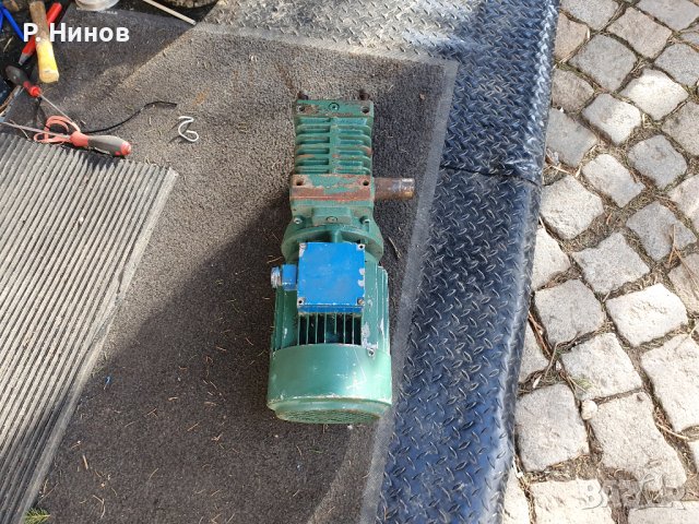 мотор редуктор  2.2 кW  60 оборота червячен, снимка 6 - Електродвигатели - 41490993