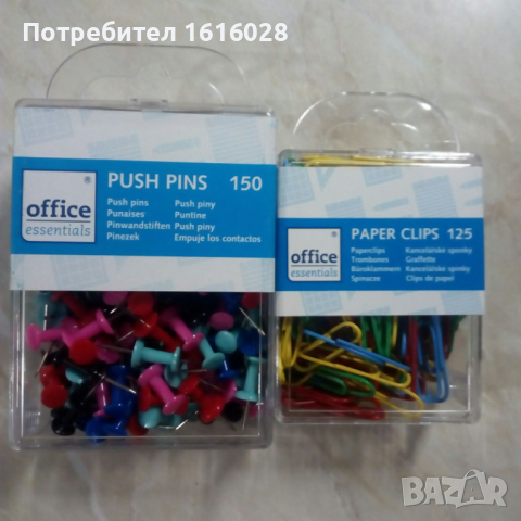 Кутийки с цветни кламери и пинчета за коркова дъска.