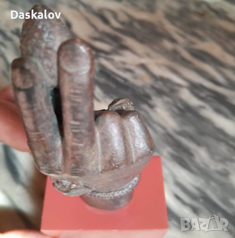 Продавам статуетка ръка с шишарка и животни, снимка 2 - Статуетки - 41346907