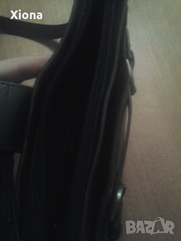 Малка черна кожена чанта на Esprit, снимка 3 - Чанти - 38789650