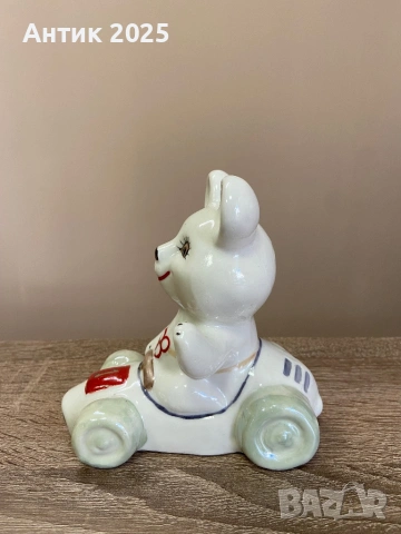 Порцеланова статуетка „Олимпийското мече в състезателен автомобил“ — Коростен, винтидж, снимка 4 - Антикварни и старинни предмети - 53238594
