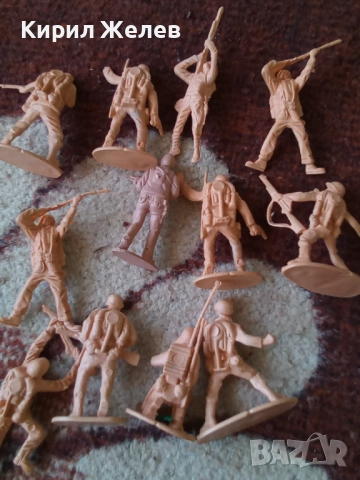 Войници пластмасови 12 броя 51731, снимка 6 - Колекции - 52105274