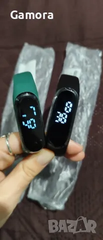 2 бр. НОВИ LED часовника с тъчскрийн за 5 лв.