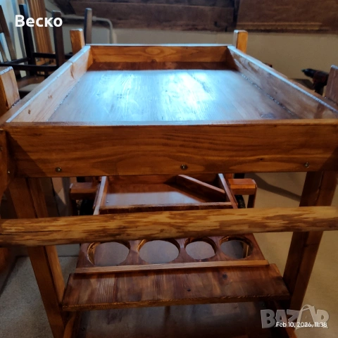 Маса, помощна маса с колела.