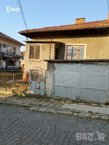 продавам монолитна къща с гараж и 2 мазета, отлично изложение и локация!