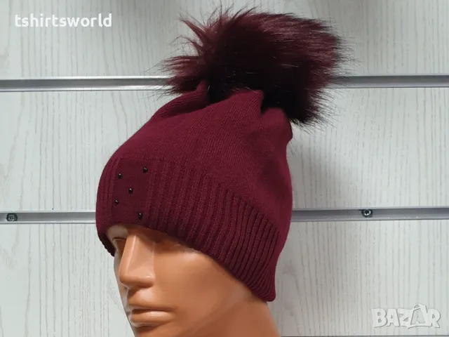Нова зимна дамска шапка с камъчета с пух/помпон в цвят бордо, снимка 4 - Шапки - 48209315