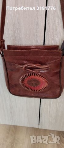Дамска чанта с дълга дръжка от естествена кожа.