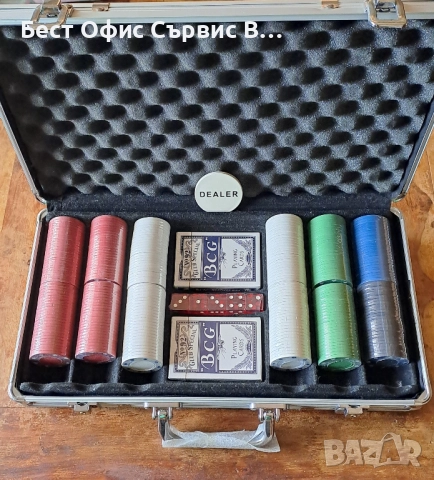 покер комплект в луксозен метален куфар и картонена кутия, с 300 чипа, 2 тестета с карти, 5 зара