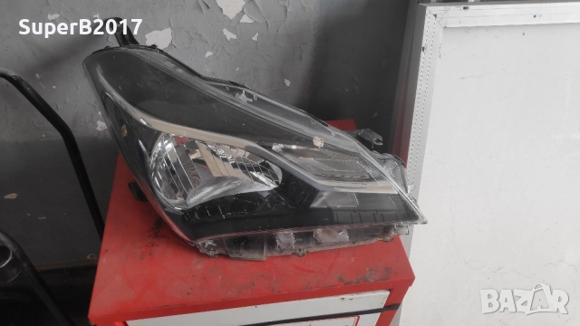 Продавам - оригинален десен рефлекторен фар за Ярис 2017-2020 г
