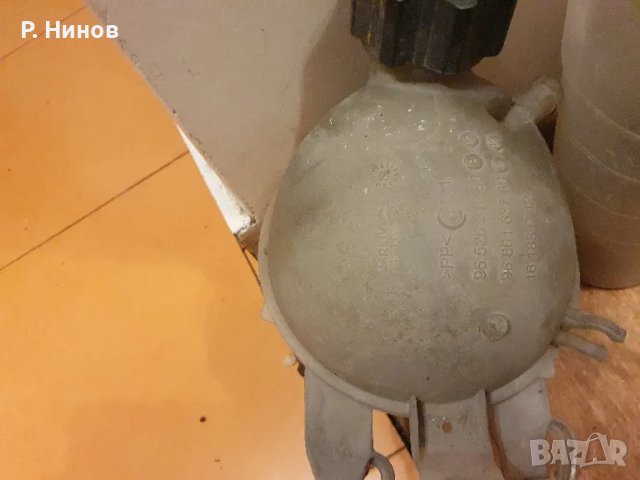 Казанче Антифриз с капачка за Citroën Peugeot, снимка 2 - Части - 47995372