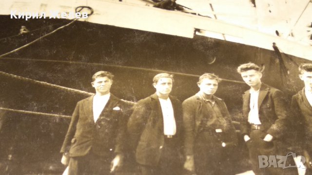 1931г. Гр. БУРГАС Стара СНИМКА - ПОЩЕНСКА КАРТИЧКА за СПОМЕН на 5-ма ДЖЕНТЪЛМЕНИ пред ПАРАХОД 32832 , снимка 8 - Колекции - 38832022