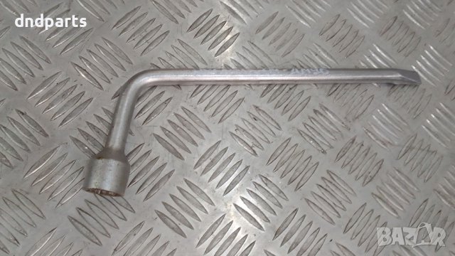 Ключ за гуми Toyota Avensis 2004г.