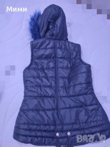 Тъмно син елек с пух на качулката, снимка 2 - Елеци - 42218529