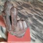 Продавам статуетка ръка с шишарка и животни, снимка 2