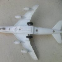 Метален модел на самолет Боинг - 727 Джъмбо джет, снимка 3 - Влакчета, самолети, хеликоптери - 42674834