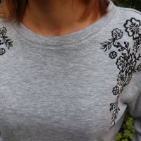 Сива блуза с бродерия и синци по нея, снимка 2 - Блузи с дълъг ръкав и пуловери - 41970012