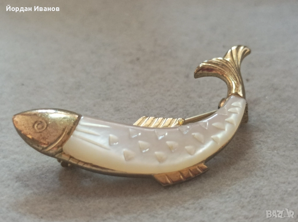 Старинна брошка с позлата и седеф , снимка 1