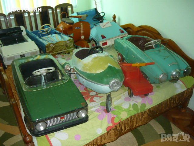 Търся/Купувам стари детски коли с педали, снимка 1