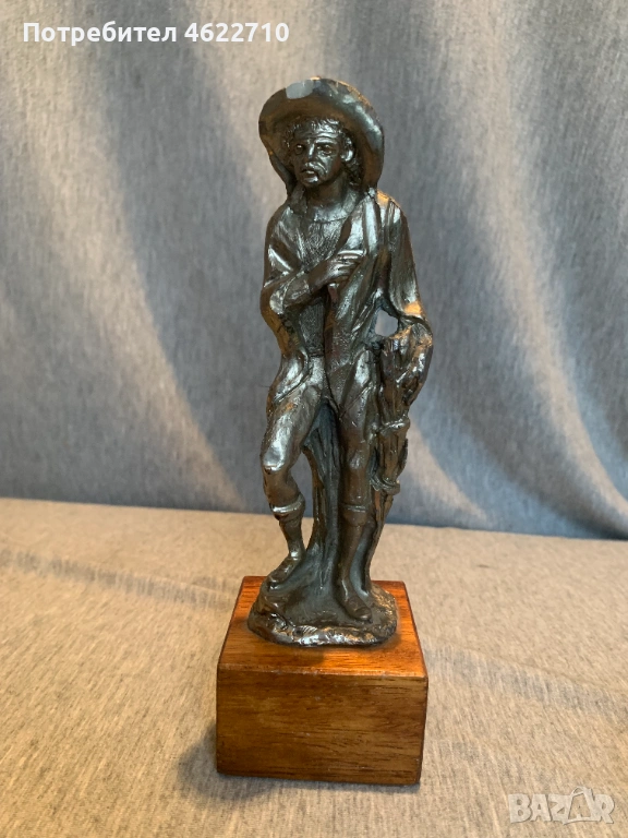 стара калаена статуя  на човек  с шапка върху дървена основа, снимка 1