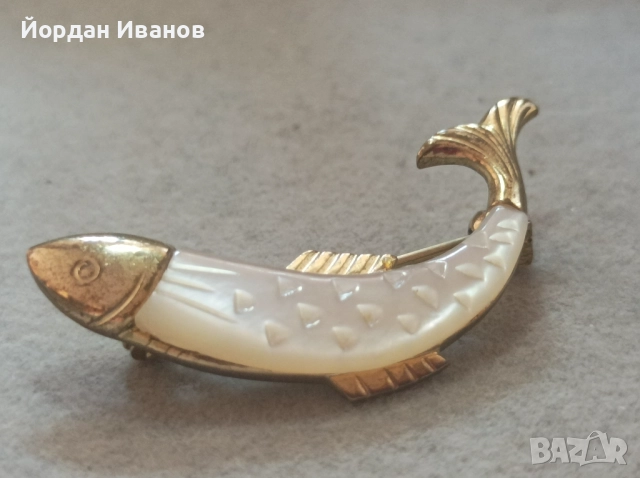 Старинна брошка с позлата и седеф 