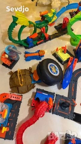 Hot WHeels град за игра, снимка 7 - Коли, камиони, мотори, писти - 52956188