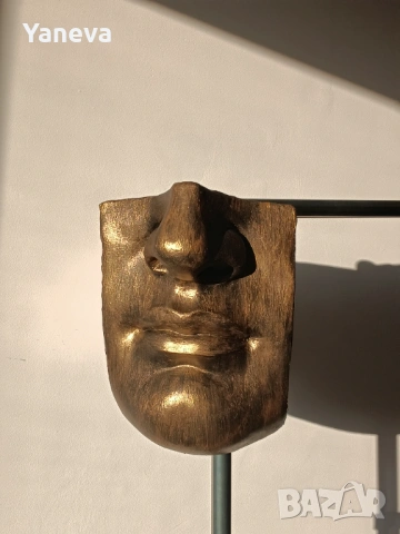 Авторска , абстрактна скулптура, изобразяваща стилизирано човешко лице. 