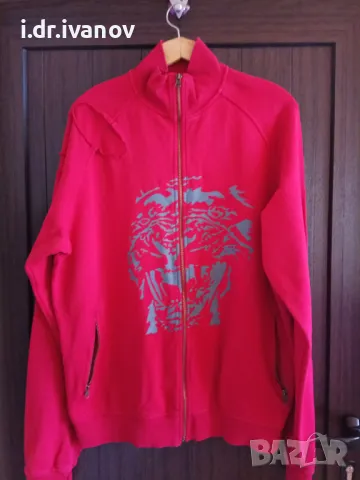 червено горнище с цип с щампа отпред