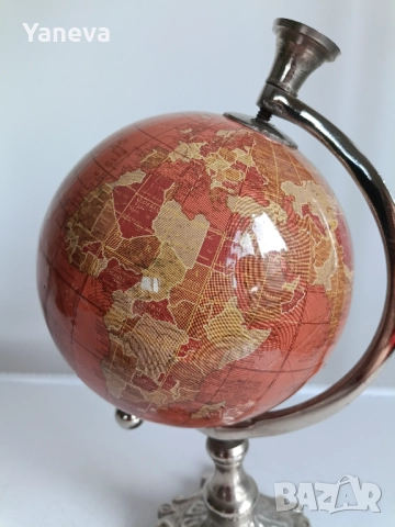 Английски, настолен глобус с винтидж дизайн. Метална, основа с червеникаво-оранжева карта на света. , снимка 2 - Статуетки - 52842216