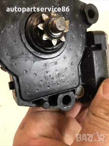 Мотор за предно ляво стъкло на врата за KIA Cerato 1.5 CRDi (2004), снимка 3 - Части - 53255772