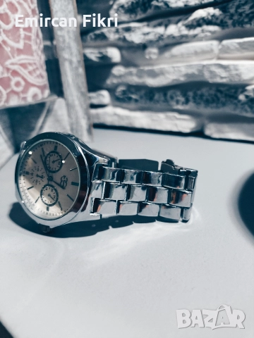 Женски часовник – стилен аксесоар, работещ, с леки следи, снимка 2 - Дамски - 52899975