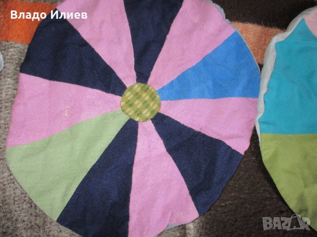 Възглавници кръгли многоцветни/ушити от майстор -шивач/  и квадратни/зелени и червени/ за стол, снимка 2 - Възглавници - 33814572