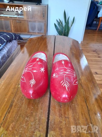 Стари дървени обувки