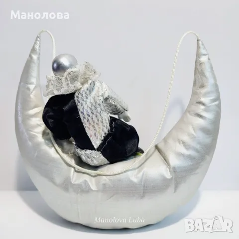 Колекционерска кукла Пиеро върху плюшен сребърен полумесец - с порцеланова глава, ръце и крака., снимка 3 - Колекции - 48543113