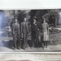 Снимка стара на трима мъже и една жена в парка, снимка 1 - Колекции - 44697928