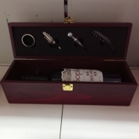Кутия за вино с аксесоари, снимка 1 - Подаръци за мъже - 44792651