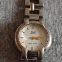 Много нежен фин дамски часовникQ/Q QUARTZ WATER RESIST много красив стилен дизайн - 24217, снимка 7 - Дамски - 36229348
