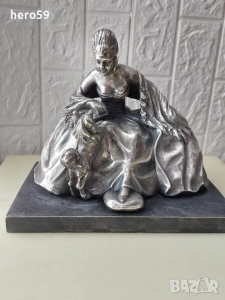 Метална посребрена статуетка,дама с куче,Подписана, снимка 1