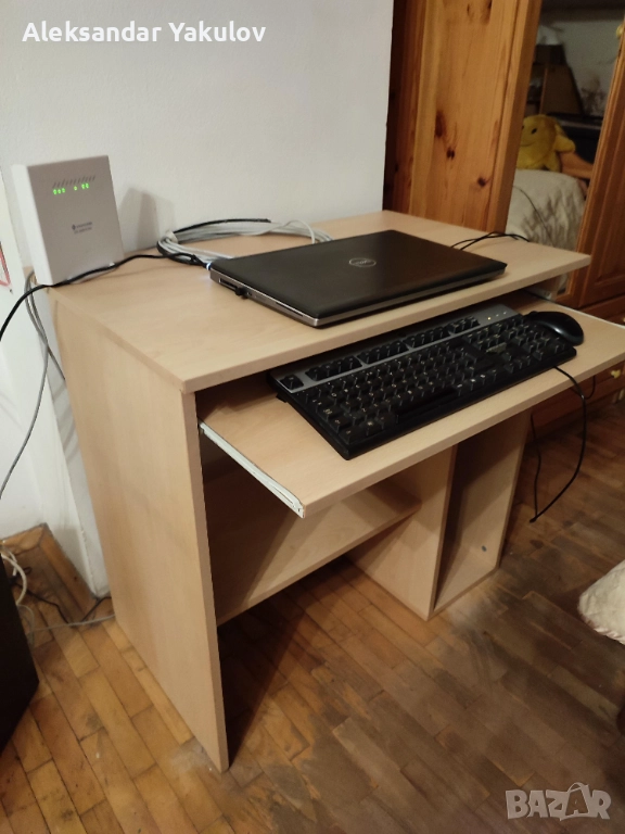 Продавам запазено ученическо компютърно бюро + подарък, снимка 1