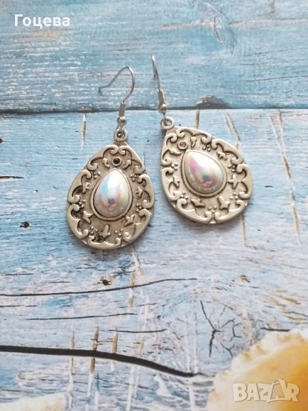 Много красиви обици капка с перлен преливащ кабошон и орнаментирана основа в цвят сребро, снимка 1