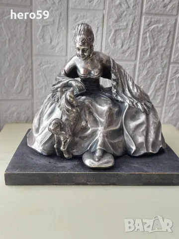 Метална посребрена статуетка,дама с куче,Подписана, снимка 1