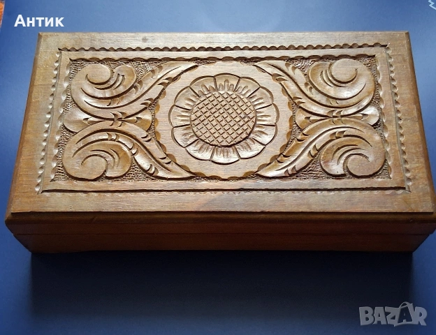 Красива Стара Дървена Кутия с Дърворезба от Соца / 1978 год.