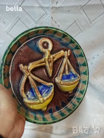 Зодия Везни от Karlsruher Majolika с релеф и мастна лава. Стенна чиния от 1960-1970 г. Германия, снимка 2 - Други ценни предмети - 49781525